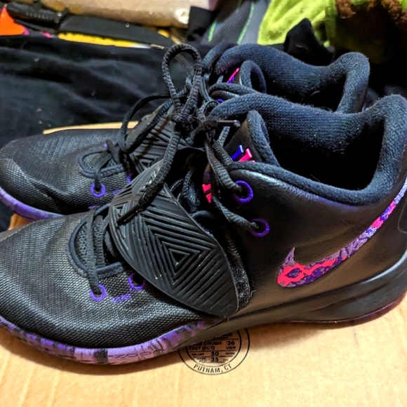 Nike Kyrie Irving fly trap Fierce Purple basketball size 11.5 black purple - Picture 1 of 15